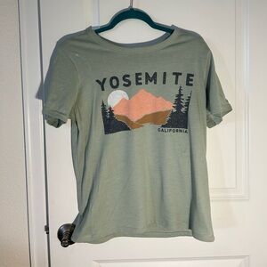 Zoe + Liv green Yosemite tee shirt size medium